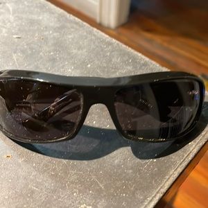 Vintage black Gucci sunglasses. Great condition. Comes with case